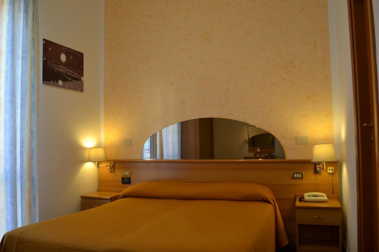 ואראצה Hotel Villa Camilla מראה חיצוני תמונה