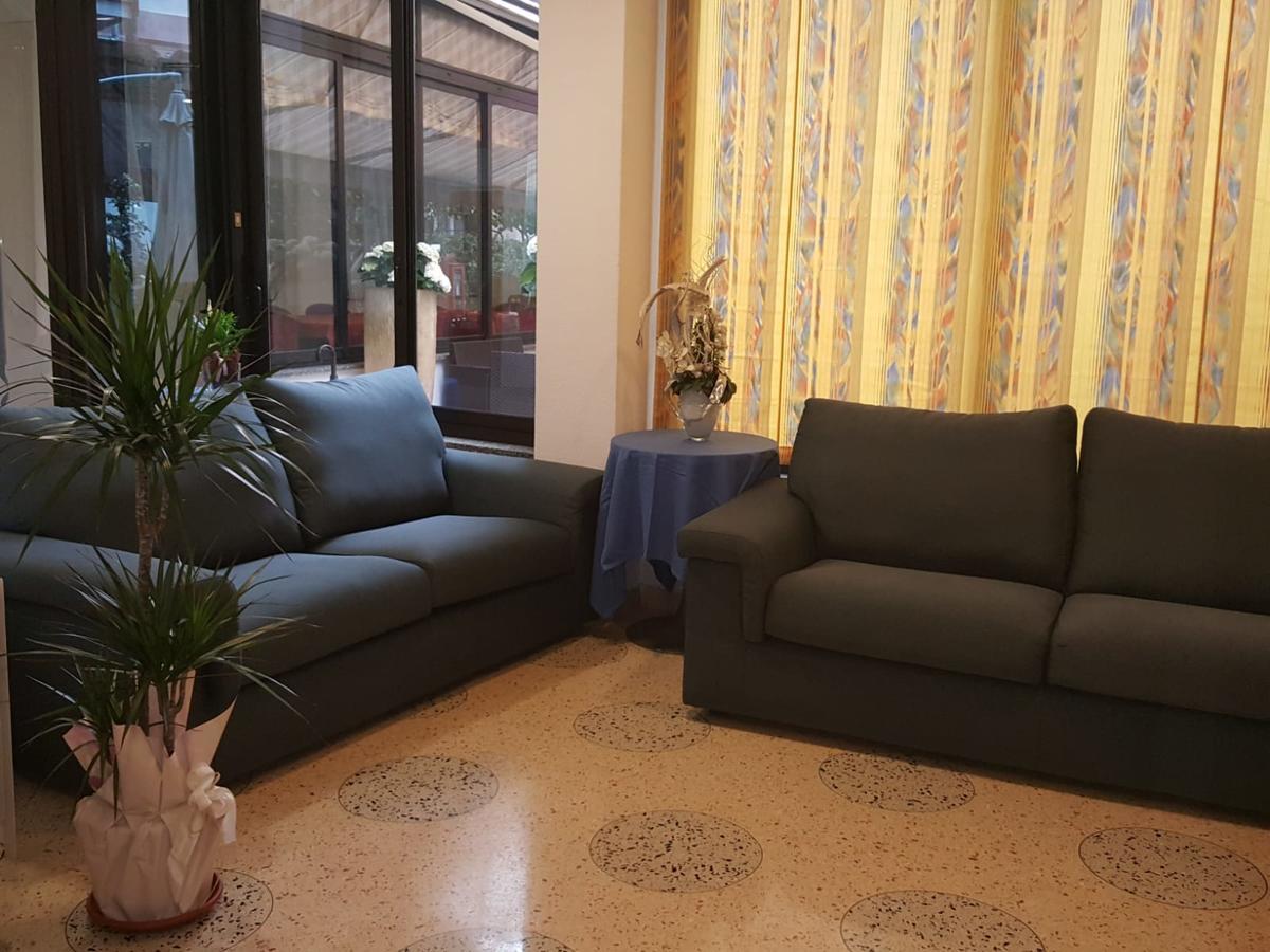ואראצה Hotel Villa Camilla מראה חיצוני תמונה