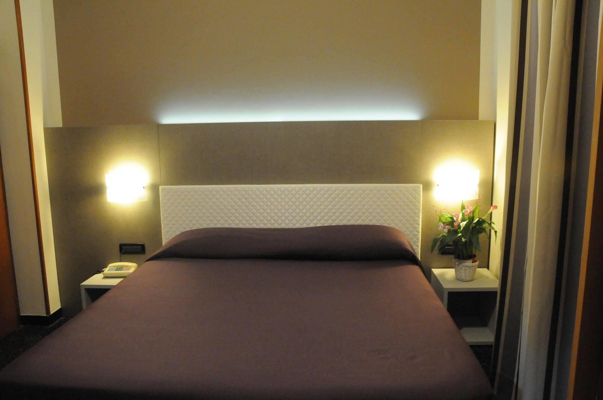 ואראצה Hotel Villa Camilla מראה חיצוני תמונה